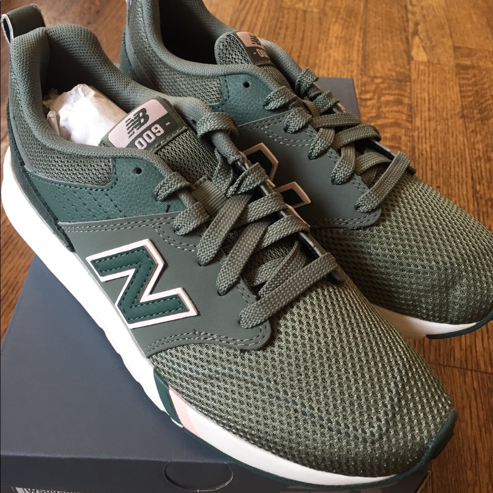 NWT Women’s New Balance 009 Sneakers